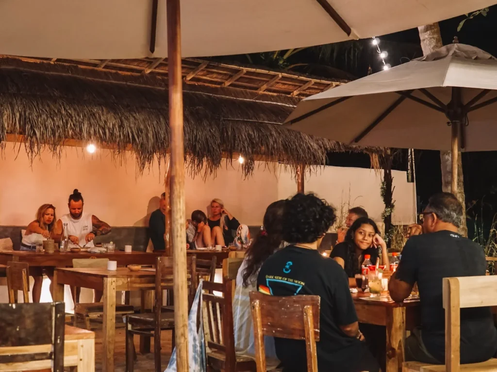 Beach House Hiri - hang out with friends